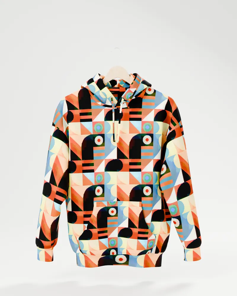 Felpa con cappuccio su una gruccia di legno, stampata con un pattern geometrico a blocchi arancio, celeste, crema e nero